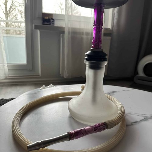 Shisha mit Glasaufsatz und Schlauch, ideal für Genuss und Entspannung.