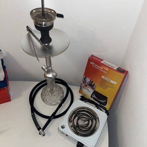 Shisha mit Glasbowl, Metallrohr und Heizplatte, ideal für gemütliche Abende.