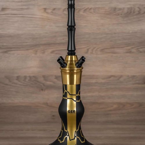 Shisha mit goldener Basis und schwarzem Design, perfekt für Raucher und Sammler.