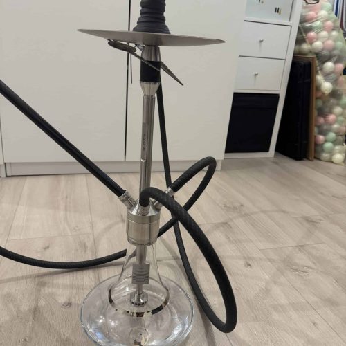 Rauchsäule mit Glasbasis, Schlauch und Metallaufsatz, ideal für Shisha-Events oder Dekorationen.