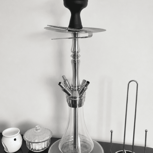 Moderne Shisha mit Edelstahl und Glasbowl auf weißem Hintergrund.
