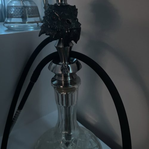Moderne Shisha mit Glasbasis und schwarzem Kopf, flexible Schläuche.