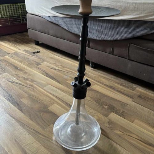 Rauchsäule mit Glasbasis, schwarzem Metallrohr und Holzgriff, ideal für Shisha- oder Rauch-Events.
