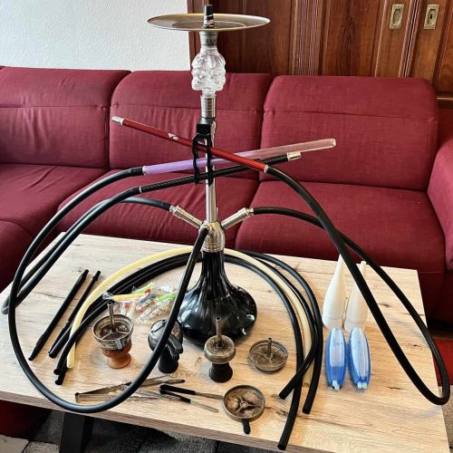 Rauchsäule mit Shisha-Set und Zubehör auf Tisch, für Wasserpfeife.