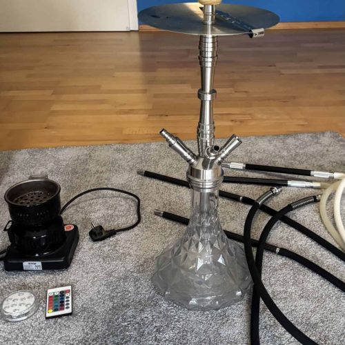 Rauchsäule mit Shisha, Wasserpfeife, und Zubehör im Wohnzimmer.