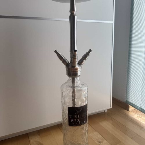 Shisha mit Glasbowl, Metallstück und Ablage auf Flasche.