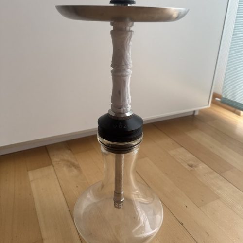 Shisha-Hookah mit Glasbowl und Metallplatte, ohne Schlauch.