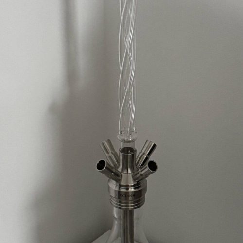 Stilvolle Shisha mit Edelstahl und Glasbowl, auf weißem Tisch.