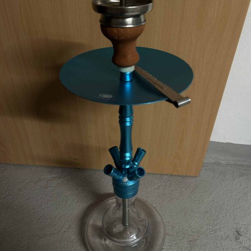 Rauchsäule mit Glasbasis, Shisha-Tabak und Zubehör, ideal für Raucher und Sammler.