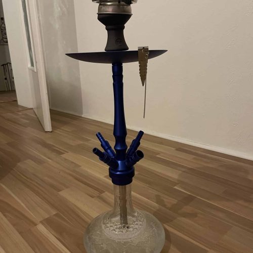 Rauchsäule mit blauer Basis, Metallteilen und Glasboden, ideal für Shisha-Events oder Dekorationen.