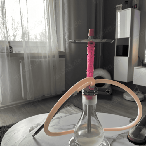 Shisha mit pinkem Schlauch und Glasbasis auf einem Tisch, im Hintergrund ein Fenster mit Vorhängen.