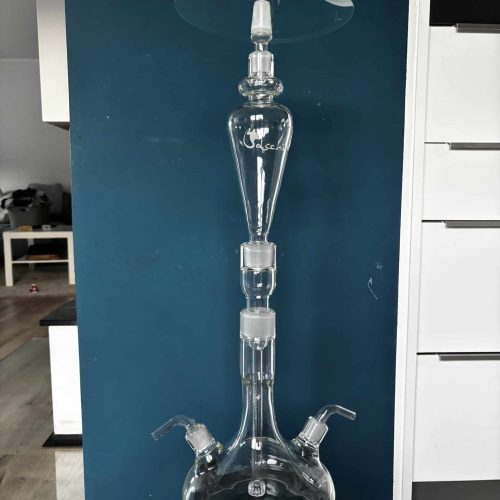Große transparente Glasbowl für Shisha mit mehreren Anschlussmöglichkeiten.