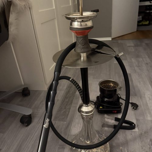 Shisha mit Glasbasis und Zubehör, bereit zum Rauchen.