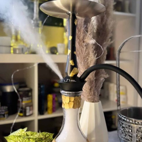 Dekorative Shisha mit Rauchentwicklung und Honig-Optik. Perfekt für Genuss und Entspannung.