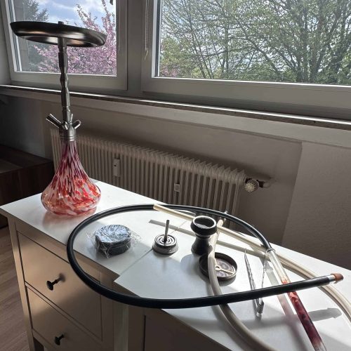 Shisha mit Glasbowl, Silikonschlauch und Metallzubehör.