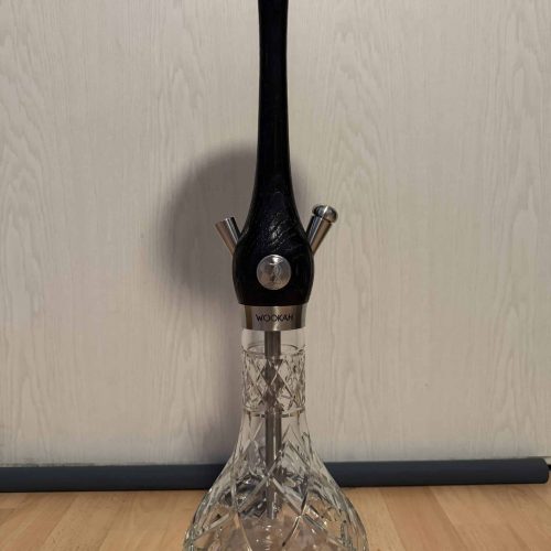 Wookah Shisha Kopf mit Glasbowl auf Holztisch.