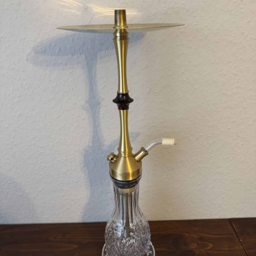 Dekorative Shisha mit goldener Metallspitze.