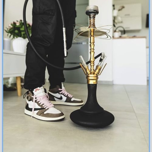 Rauchsäule mit Shisha, moderne Wasserpfeife, Indoor-Dekor.