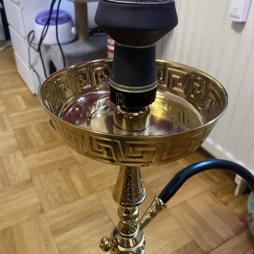 Shisha mit schwarzem Kopf und goldener Schale, ideal für Raucher.