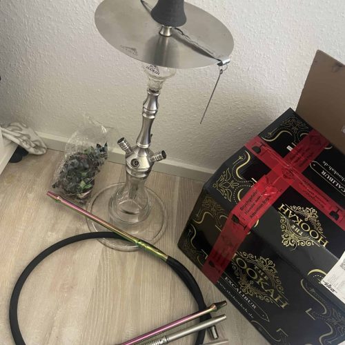Rauchsäule mit Glasaufsatz, Schlauch und Geschenkverpackung, ideal für Shisha-Genuss.