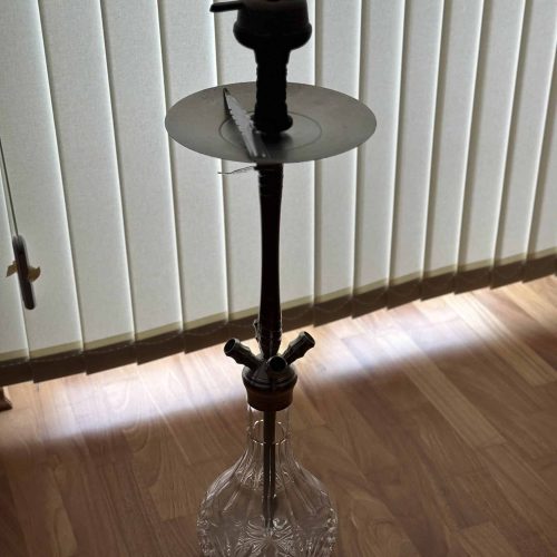 Rauchsäule mit Glasbasis und Ablage, ideal für Shisha-Events und Dekorationen.