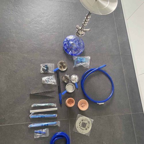 Verschiedene Shisha-Teile und Zubehör auf Boden.