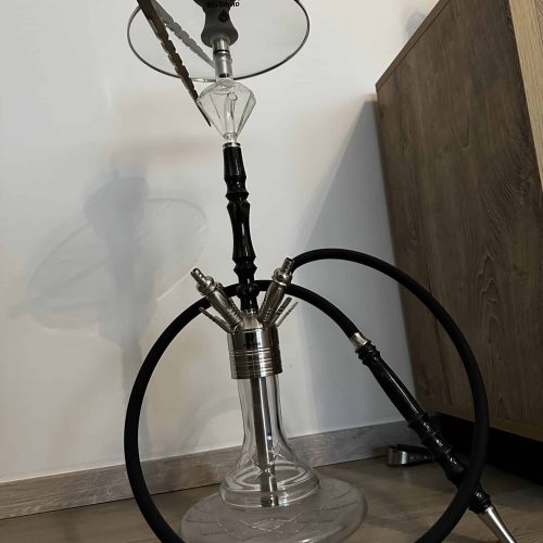 Schwarze Wasserpfeife mit Glasbasis und Metallteilen, inklusive Schlauch und Kopf.