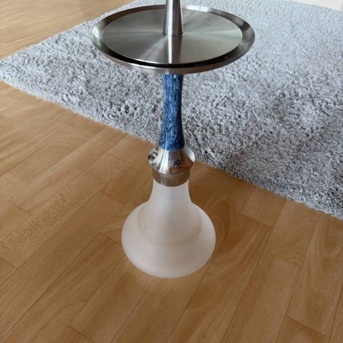 Moderne Shisha mit Edelstahl-Glasbowl auf Holzboden.