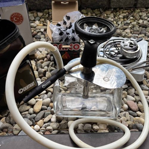 Wasserpfeife mit Glasbehälter, Schlauch und Zubehör für Shisha-Genuss.