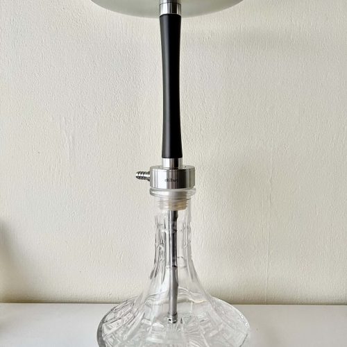 Rauch-Hookah mit Glasbasis und Metallaufsatz, ideal für Shisha-Liebhaber.