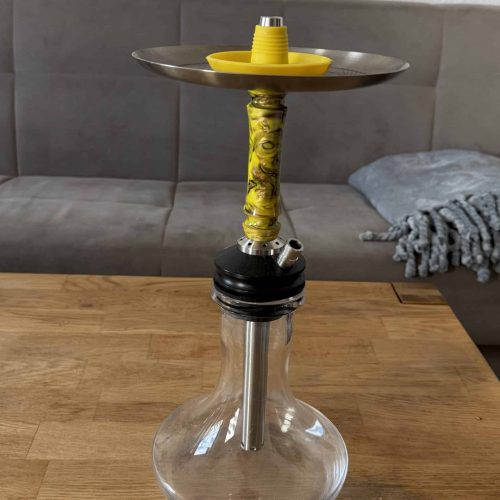 Rauchsäule mit Shisha-Kopf, Wasserpfeife auf Holztisch, moderne Wasserpfeife mit Glasbehälter und Me.