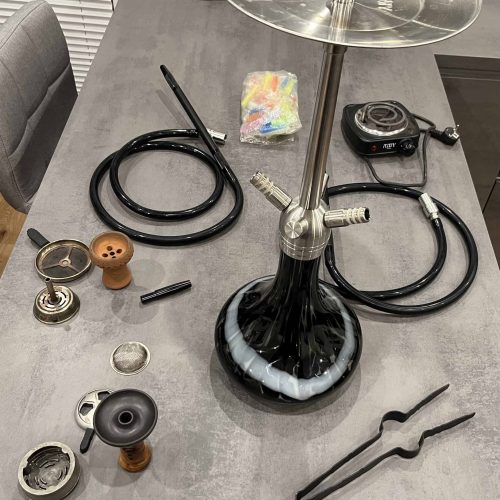 Rauchsäule und Zubehör für Shisha, inklusive Schlauch, Kohlezange und Dichtungen.