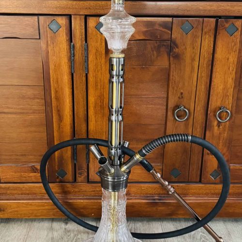 Shisha mit Glasbowl und Metallstamm, auf Holzmöbel stehend.