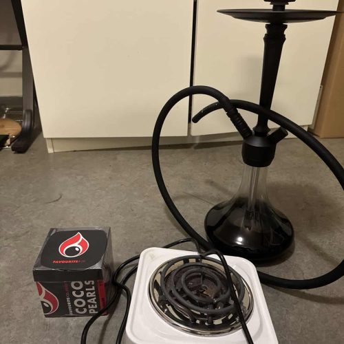 Rauchsäule mit Heizplatte, Schlauch und Zubehör für Shisha-Genuss.