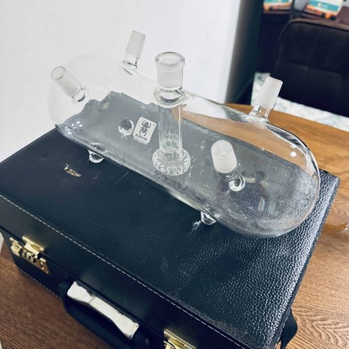 Glasbong mit mehreren Anschlüssen für Shisha, transparentes Design.