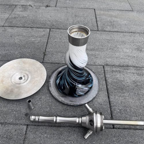 Zerlegte Shisha mit Glasbowl, Schlauch und Kopf auf Boden.