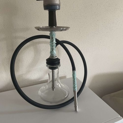 Rauchsäule mit Glasbowl, Schlauch und Dampfgerät.