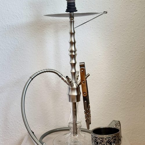 Hochwertige Shisha mit Glasbase und Metallteilen, inklusive Schlauch und Tabakkopf.