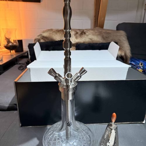 Dekorative Wasserpfeife mit Glas und Metall, ideal für Shisha-Liebhaber.