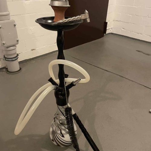 Dekorative Shisha mit Zubehör und Rauchrohr.