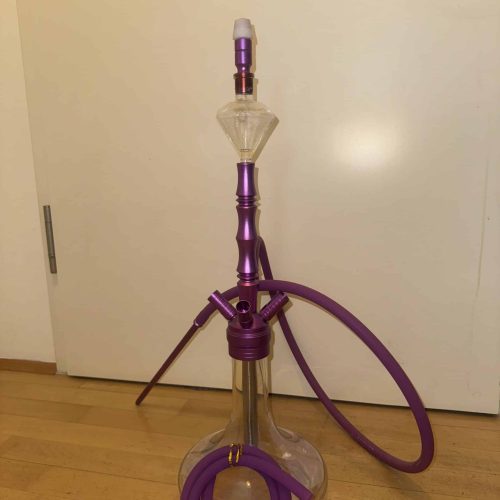 Rauchsäule mit Glasaufsatz und flexiblem Schlauch, ideal für Shisha-Genuss.
