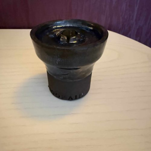 Schwarze Glasbowl für Shisha auf hellem Tisch.