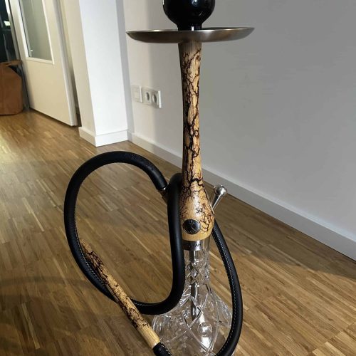 Shisha mit Holzoptik, Glasbowl und schwarzem Kopf.