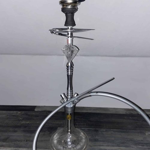 Moderne Wasserpfeife mit Glasbasis und Metallteilen, ideal für Shisha-Liebhaber.