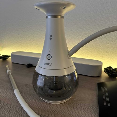 Moderner Luftbefeuchter mit digitaler Steuerung und Wasserbehälter.