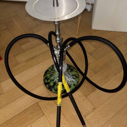 Rauchsäule mit Metallplatte, Schläuchen und Standfuß, für Wasserpfeifen geeignet.