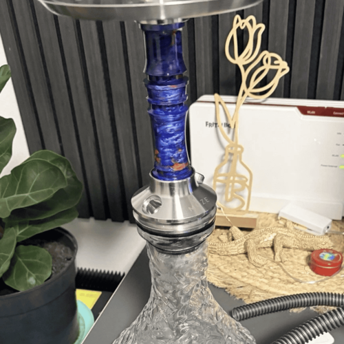 Moderne Shisha mit blauer Glasbowl und Edelstahl-Elementen.