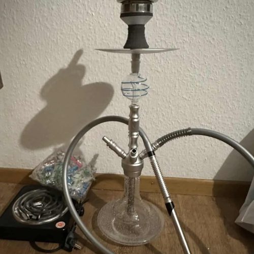Dekorative Shisha mit Glasbasis, Metallaufsatz und flexiblem Schlauch.