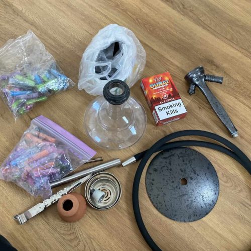 Zubehör für Shisha, inklusive Kopf, Dichtungen, Schlauch und Werkzeug.