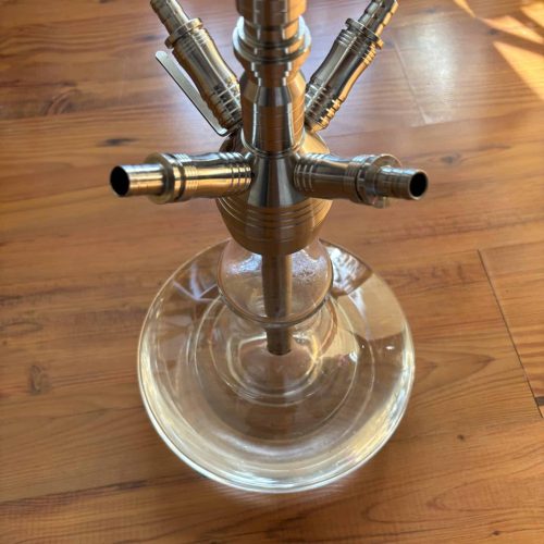 Shisha mit mehreren Metall-Schlauchanschlüssen auf Holzfuß.